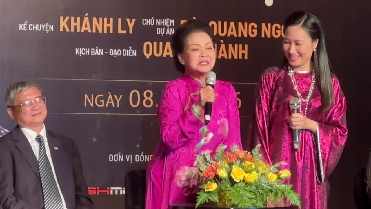 Khánh Ly gây cười khi nói về áo dài bà mặc, do nhà thiết kế Trịnh Hoàng Diệu may