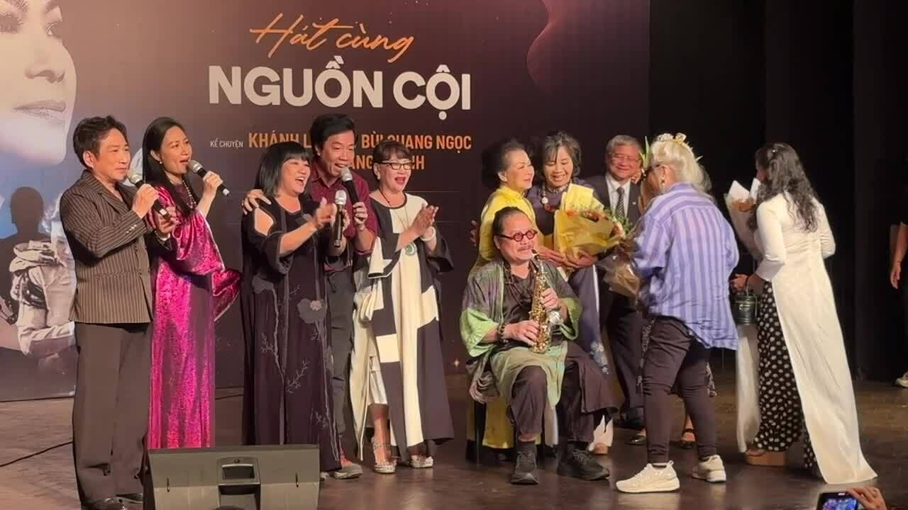 Nghệ sĩ hát Nối vòng tay lớn (Trịnh Công Sơn) ở cuối chương trình