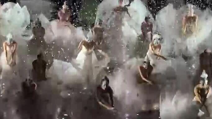 Các nghệ sĩ trong màn chào kết vở 'Khổng tước'