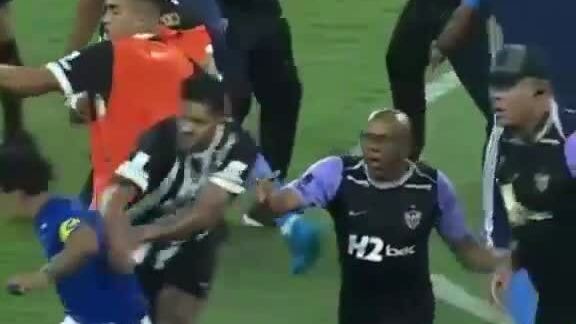 Hulk đấm một cầu thủ Cruzeiro trong hỗn chiến