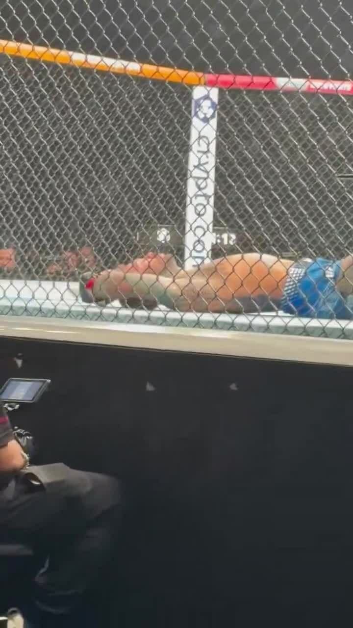 Võ sĩ UFC nôn trong lồng bát giác