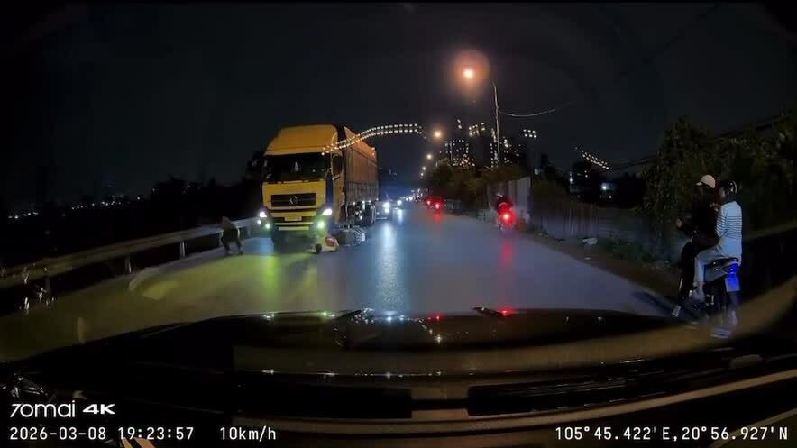 Ba người thoát chết dưới gầm xe tải