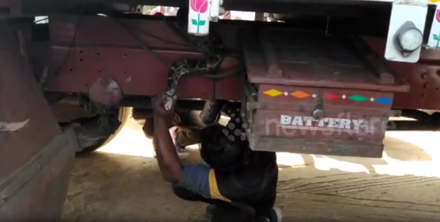 Nhìn xuống gầm xe, người đàn ông bủn rủn chân tay phát hiện cảnh tượng "nổi da gà"- Ảnh 1.