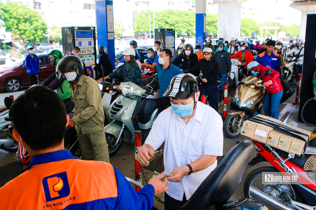 Xuất hiện tình trạng người dân Lào, Campuchia sang Việt Nam mua xăng dầu - Ảnh 1.