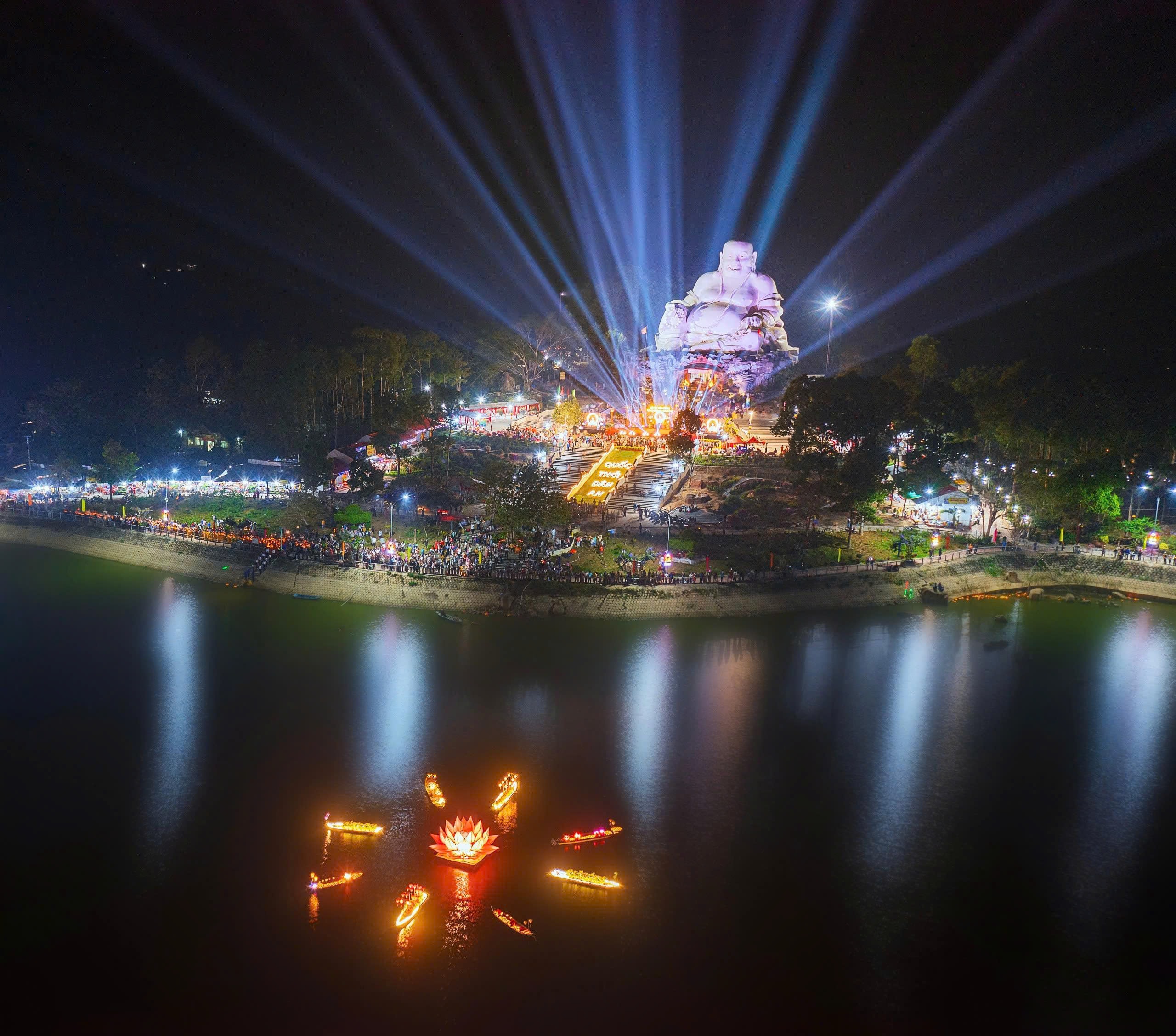 Lý do “Đà Lạt miền Tây” thu hút 25.000 khách du lịch tham gia lễ hội hoa đăng - Ảnh 3.