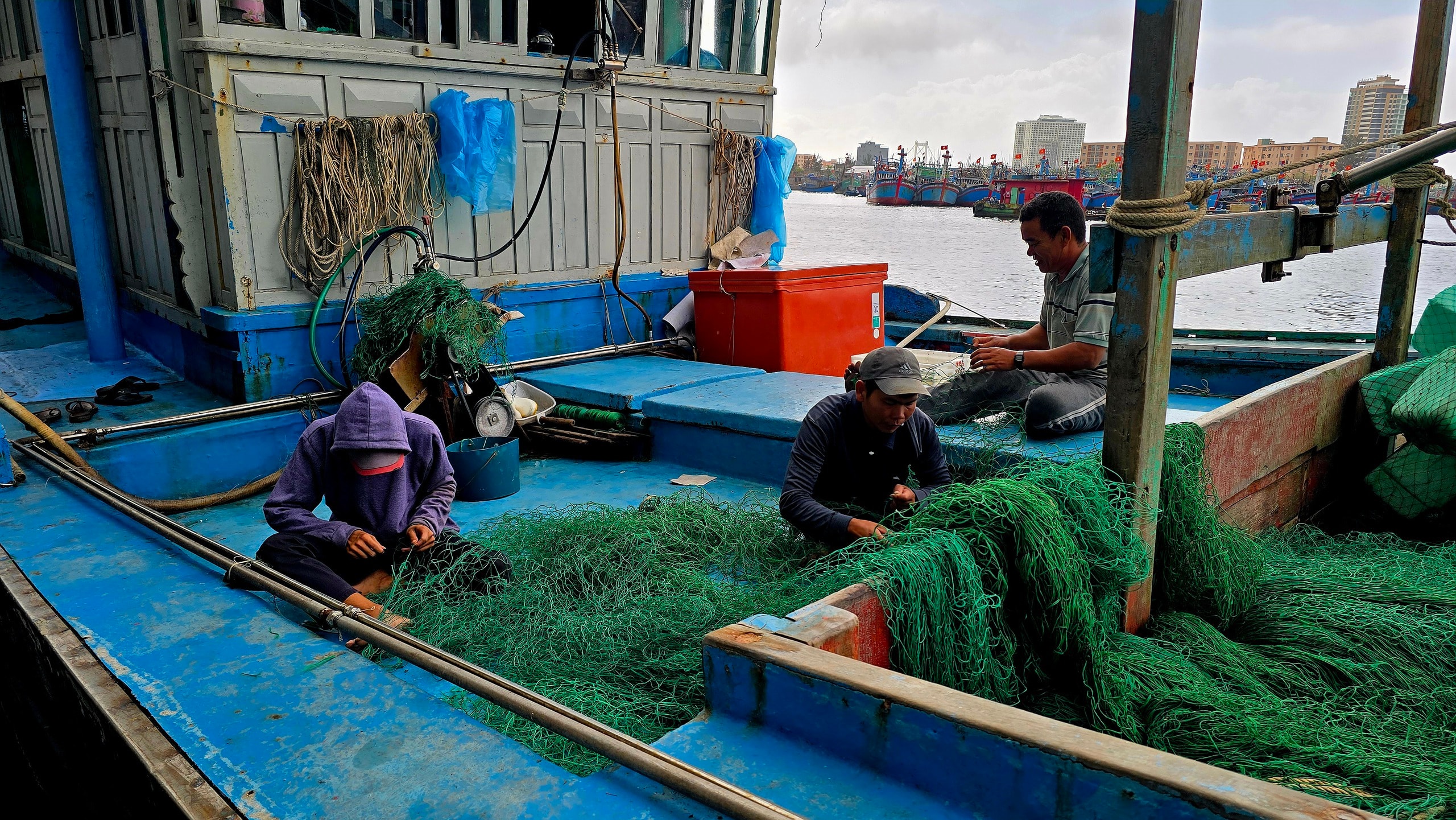 Giá dầu “nhảy múa”, ngư dân Đà Nẵng cân nhắc lên đời công nghệ - Ảnh 3.