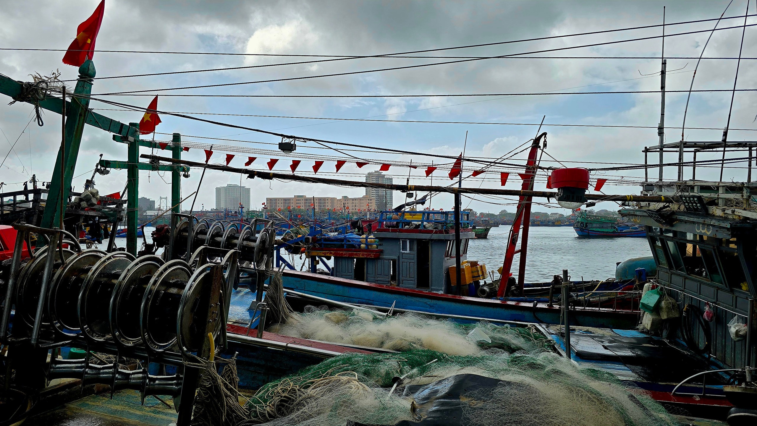 Giá dầu “nhảy múa”, ngư dân Đà Nẵng cân nhắc lên đời công nghệ - Ảnh 6.