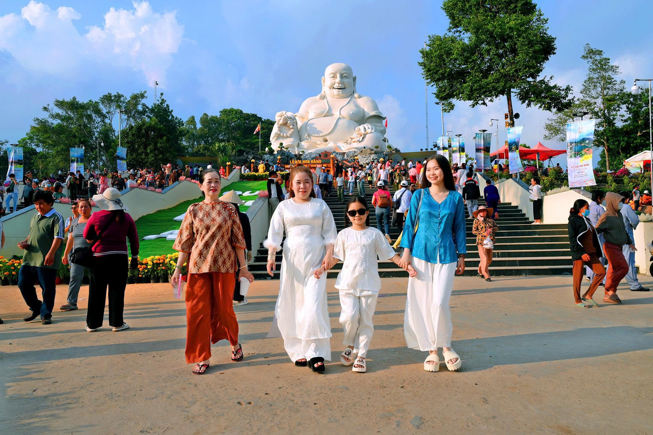 Lý do “Đà Lạt miền Tây” thu hút 25.000 khách du lịch tham gia lễ hội hoa đăng - Ảnh 22.