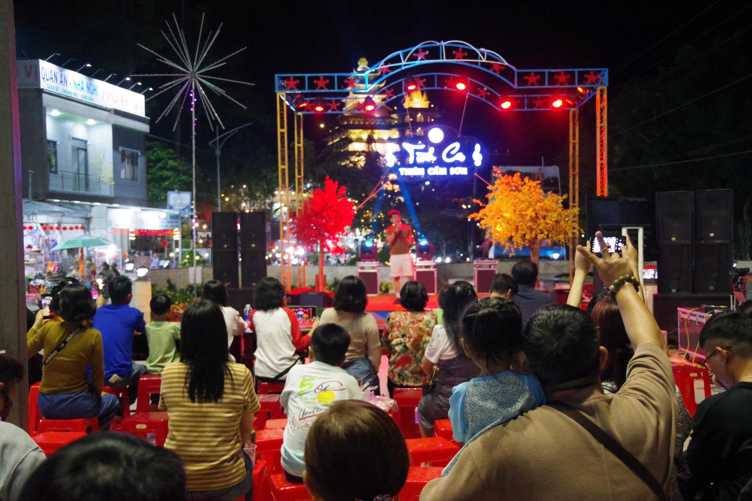 Lý do “Đà Lạt miền Tây” thu hút 25.000 khách du lịch tham gia lễ hội hoa đăng - Ảnh 10.