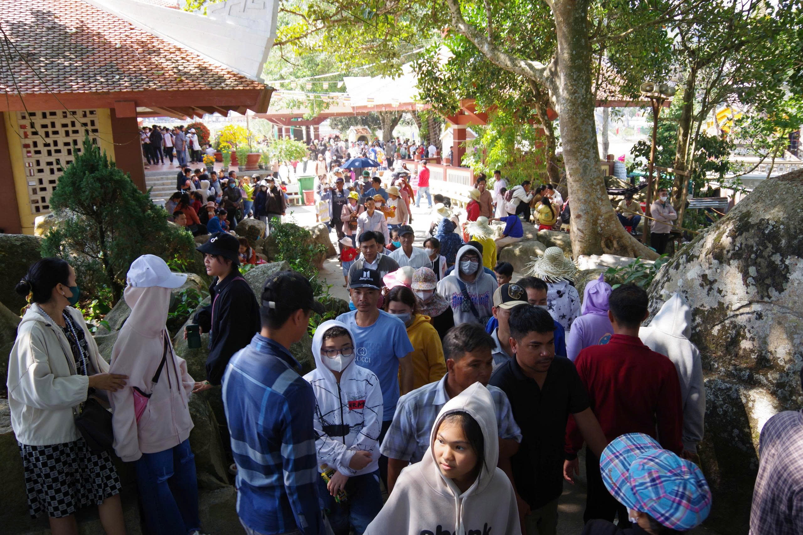 Lý do “Đà Lạt miền Tây” thu hút 25.000 khách du lịch tham gia lễ hội hoa đăng - Ảnh 14.