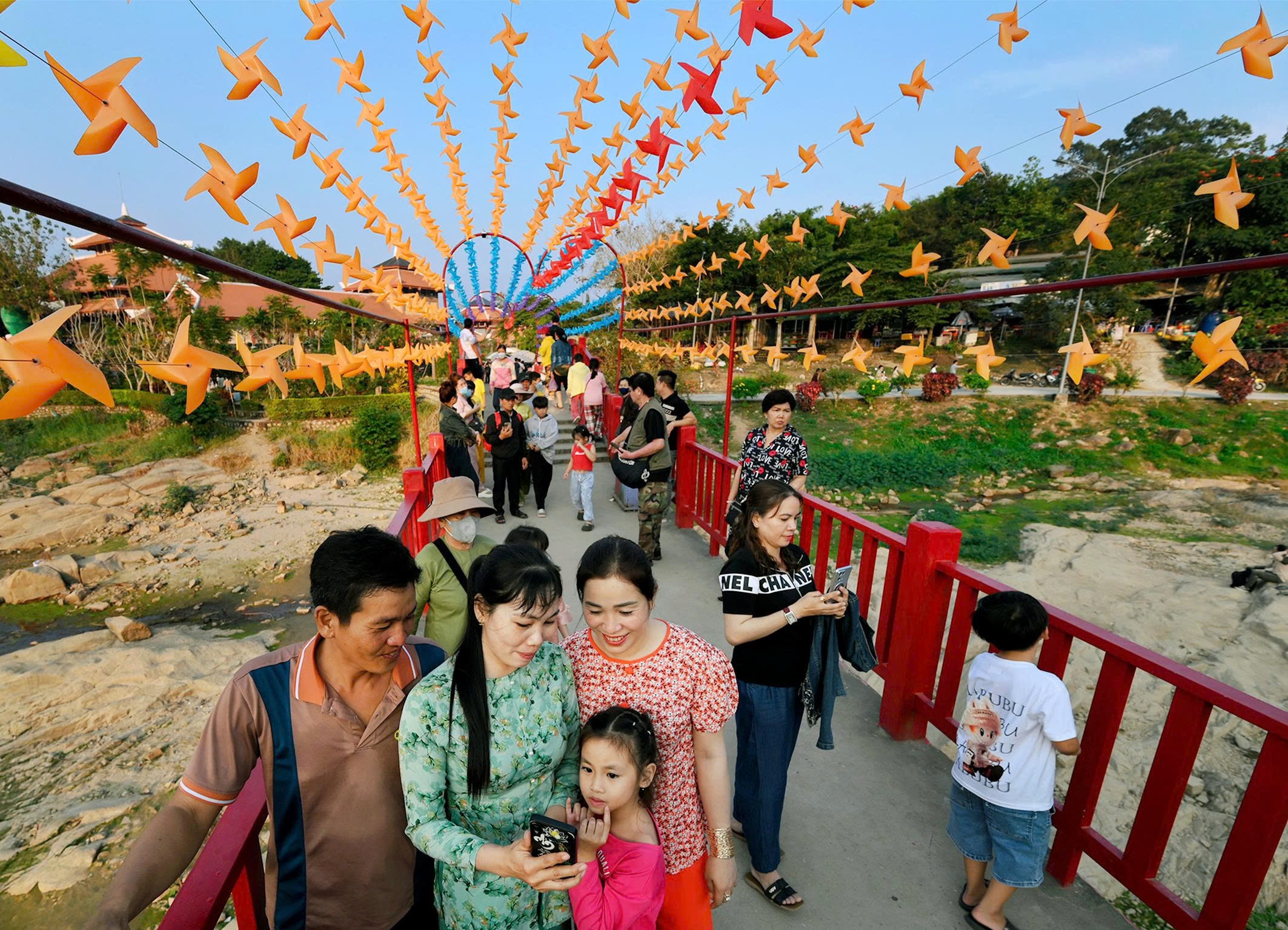 Lý do “Đà Lạt miền Tây” thu hút 25.000 khách du lịch tham gia lễ hội hoa đăng - Ảnh 18.