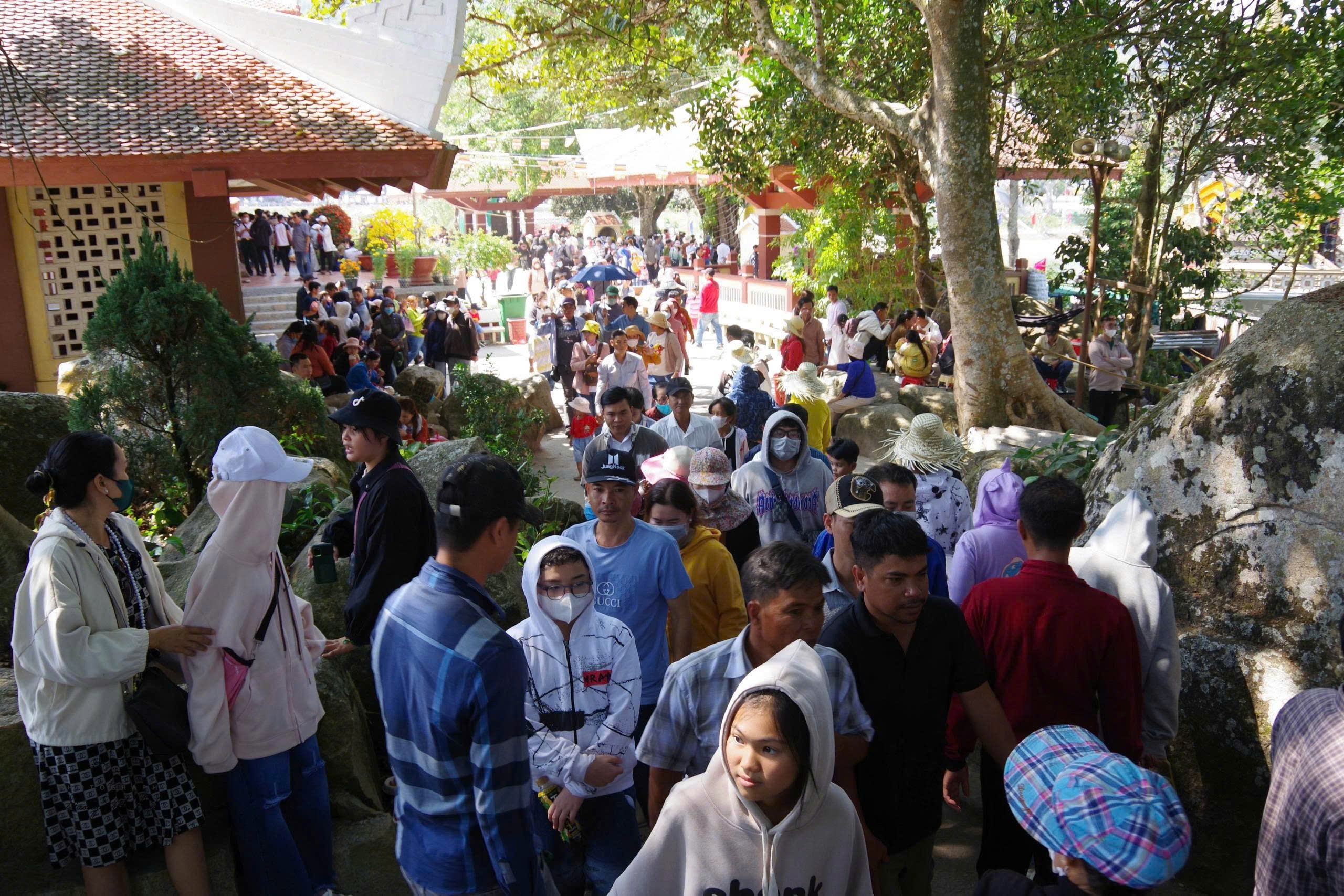 Lý do “Đà Lạt miền Tây” thu hút 25.000 khách du lịch tham gia lễ hội hoa đăng - Ảnh 19.