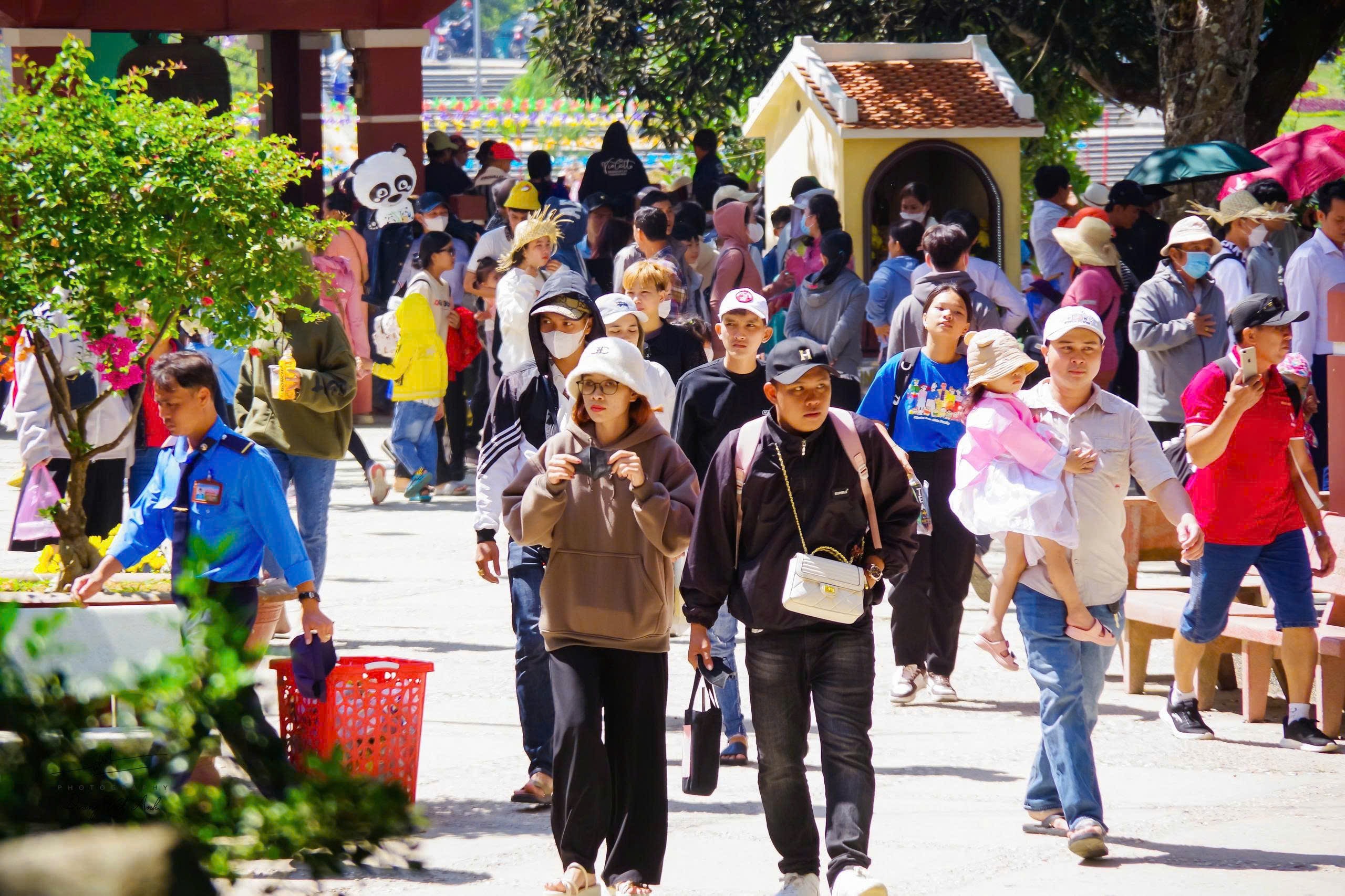 Lý do “Đà Lạt miền Tây” thu hút 25.000 khách du lịch tham gia lễ hội hoa đăng - Ảnh 21.