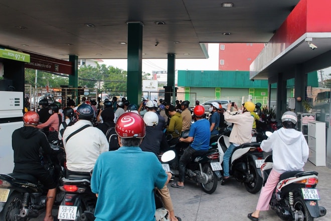 TPHCM: Cây xăng đông nghẹt người dân xếp hàng chờ đổ giữa trưa - Ảnh 1.