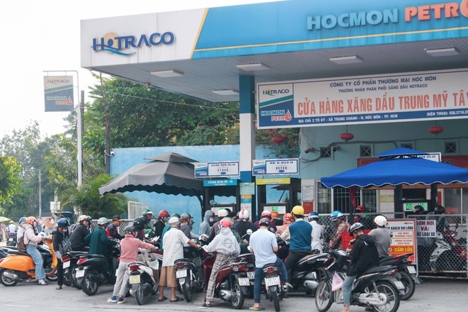 TPHCM: Cây xăng đông nghẹt người dân xếp hàng chờ đổ giữa trưa - Ảnh 9.
