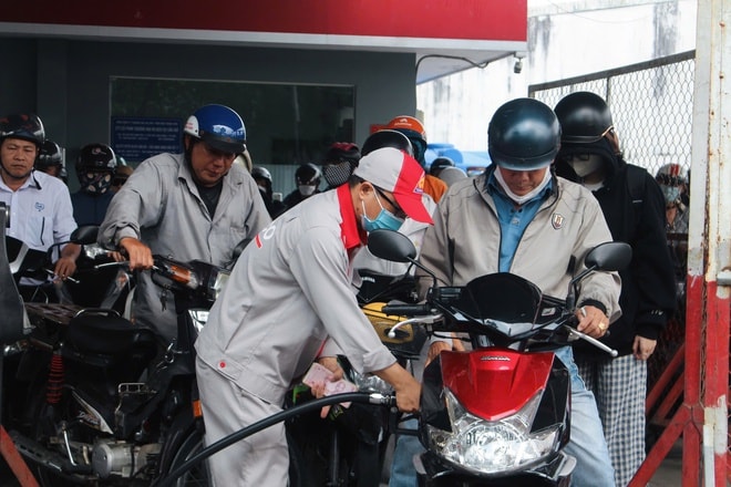 TPHCM: Cây xăng đông nghẹt người dân xếp hàng chờ đổ giữa trưa - Ảnh 2.
