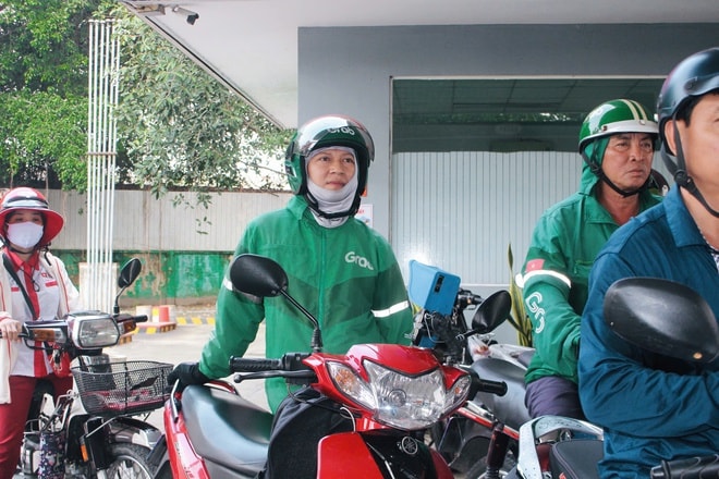 TPHCM: Cây xăng đông nghẹt người dân xếp hàng chờ đổ giữa trưa - Ảnh 5.