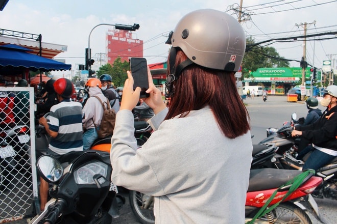 TPHCM: Cây xăng đông nghẹt người dân xếp hàng chờ đổ giữa trưa - Ảnh 10.