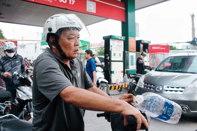 TPHCM: Cây xăng đông nghẹt người dân xếp hàng chờ đổ giữa trưa - Ảnh 8.