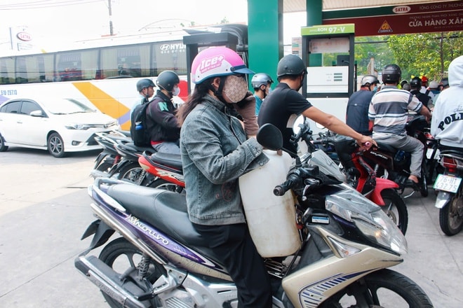 TPHCM: Cây xăng đông nghẹt người dân xếp hàng chờ đổ giữa trưa - Ảnh 7.
