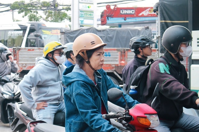 TPHCM: Cây xăng đông nghẹt người dân xếp hàng chờ đổ giữa trưa - Ảnh 6.