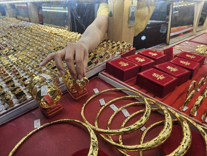 Giá vàng hôm nay 9 - 3 giảm mạnh giữa bối cảnh giá dầu vượt 100 USD / thùng - Ảnh 2.