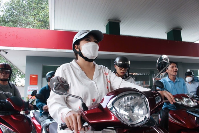 TPHCM: Cây xăng đông nghẹt người dân xếp hàng chờ đổ giữa trưa - Ảnh 4.
