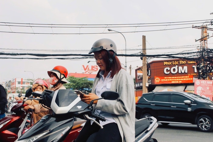 TPHCM: Cây xăng đông nghẹt người dân xếp hàng chờ đổ giữa trưa - Ảnh 11.