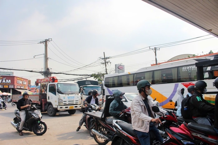 TPHCM: Cây xăng đông nghẹt người dân xếp hàng chờ đổ giữa trưa - Ảnh 3.