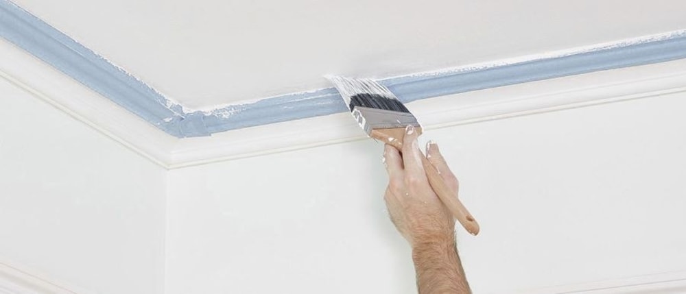 Xử lý bề mặt trần nhà trước khi sơn để đảm bảo độ bền. (Ảnh: Onip)