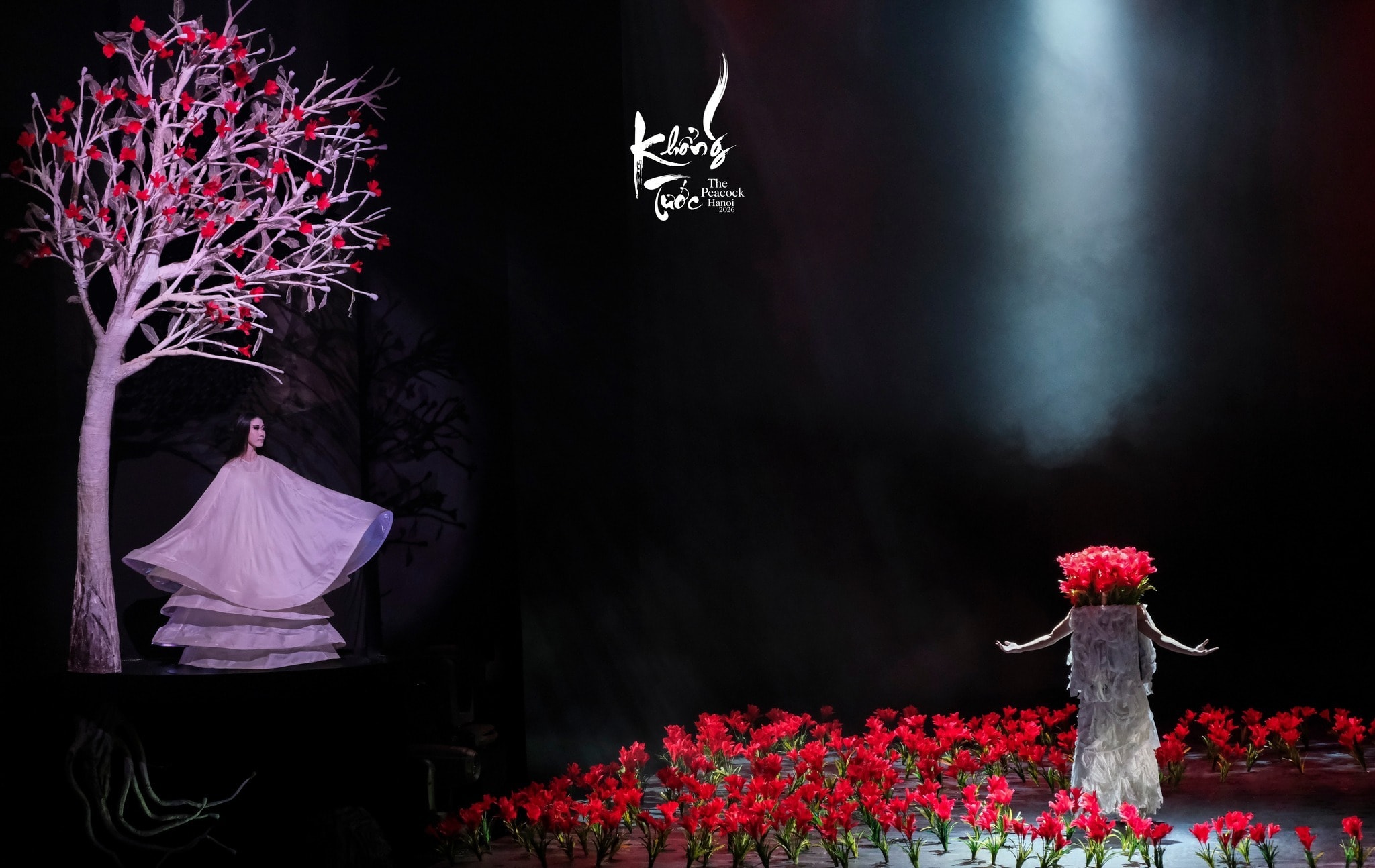 Diễn viên Phạm Cảnh Nguyệt – người hóa thân thành “Cây thời gian”. Những vòng xoay gần như xuyên suốt vở diễn ấy, đêm cuối cùng mang theo cả nỗi xúc động của một hành trình nghệ thuật.