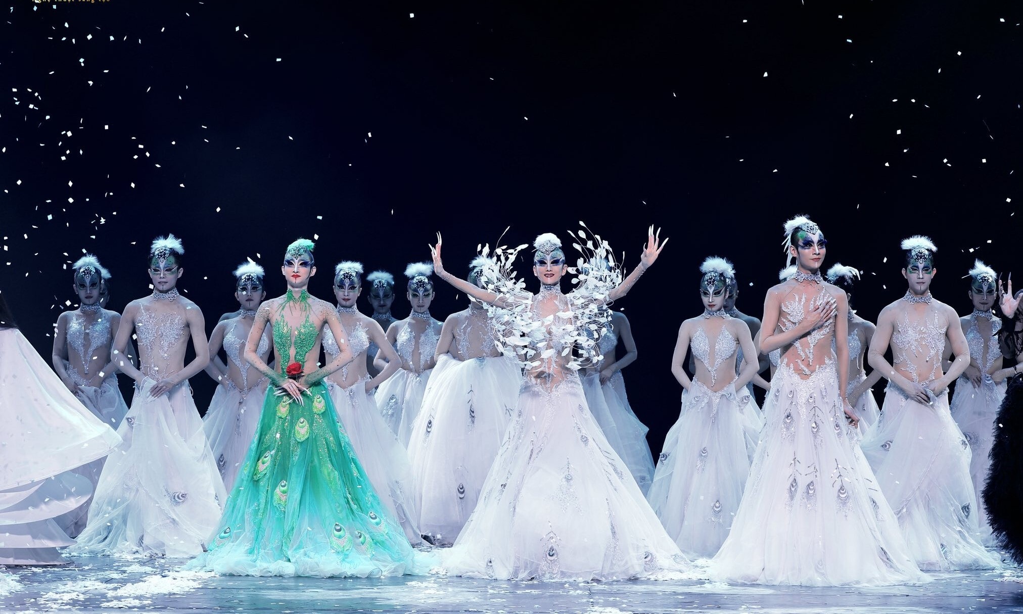 Dàn diễn viên vở vũ kịch “Khổng tước – The Peacock Hanoi 2026” chào khán giả tại Nhà hát Hồ Gươm đêm 8/3.