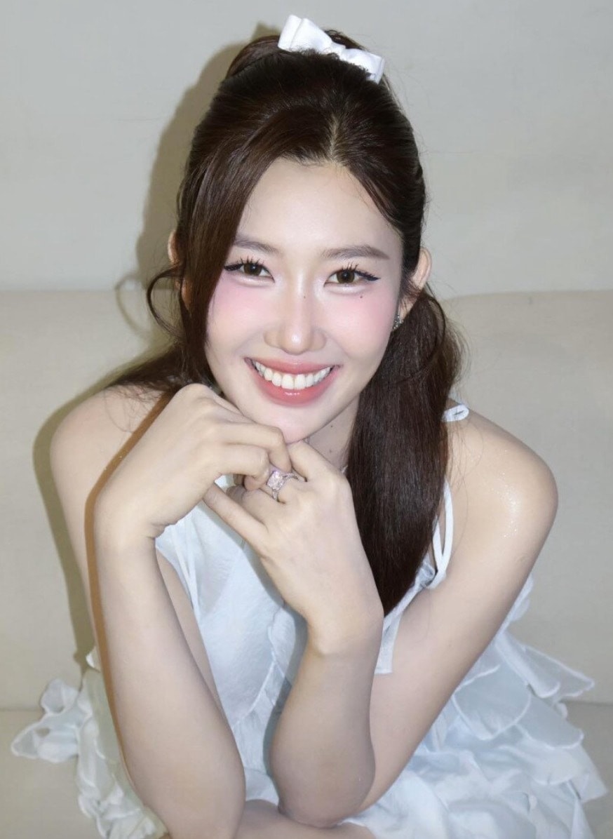 Kết thúc hành trình thi nhan sắc, Thúy Ngân quyết định chuyển hướng sang diễn xuất. Vai diễn cô nàng đỏng đảnh Hân trong 