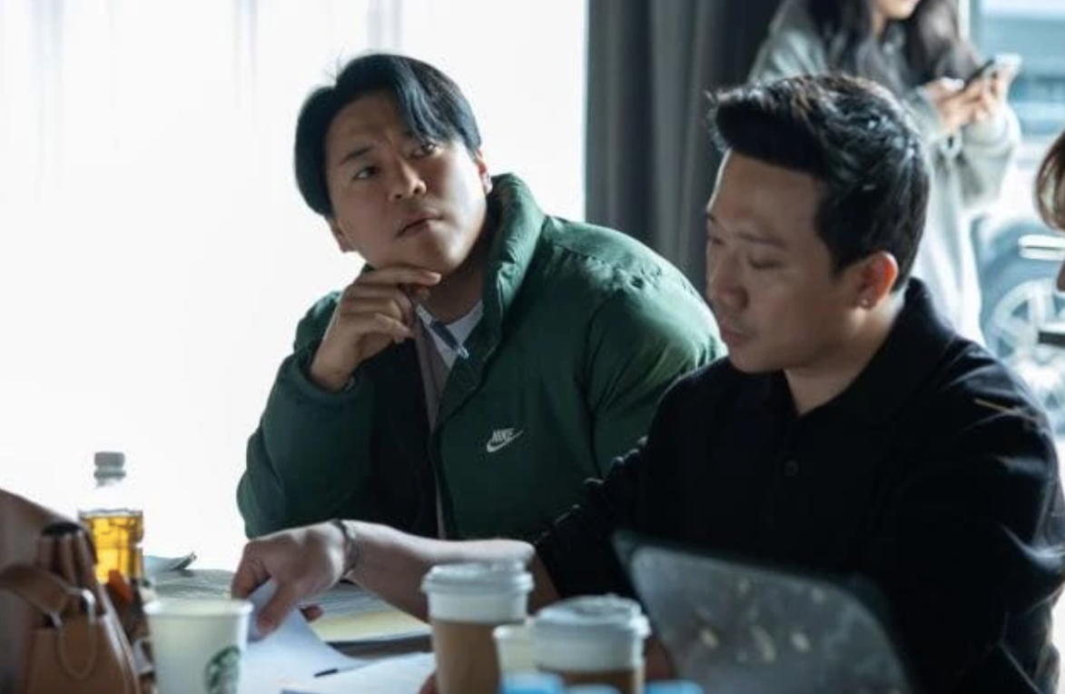 Trấn Thành trong buổi đọc kịch bản với dàn sao Hàn Quốc.