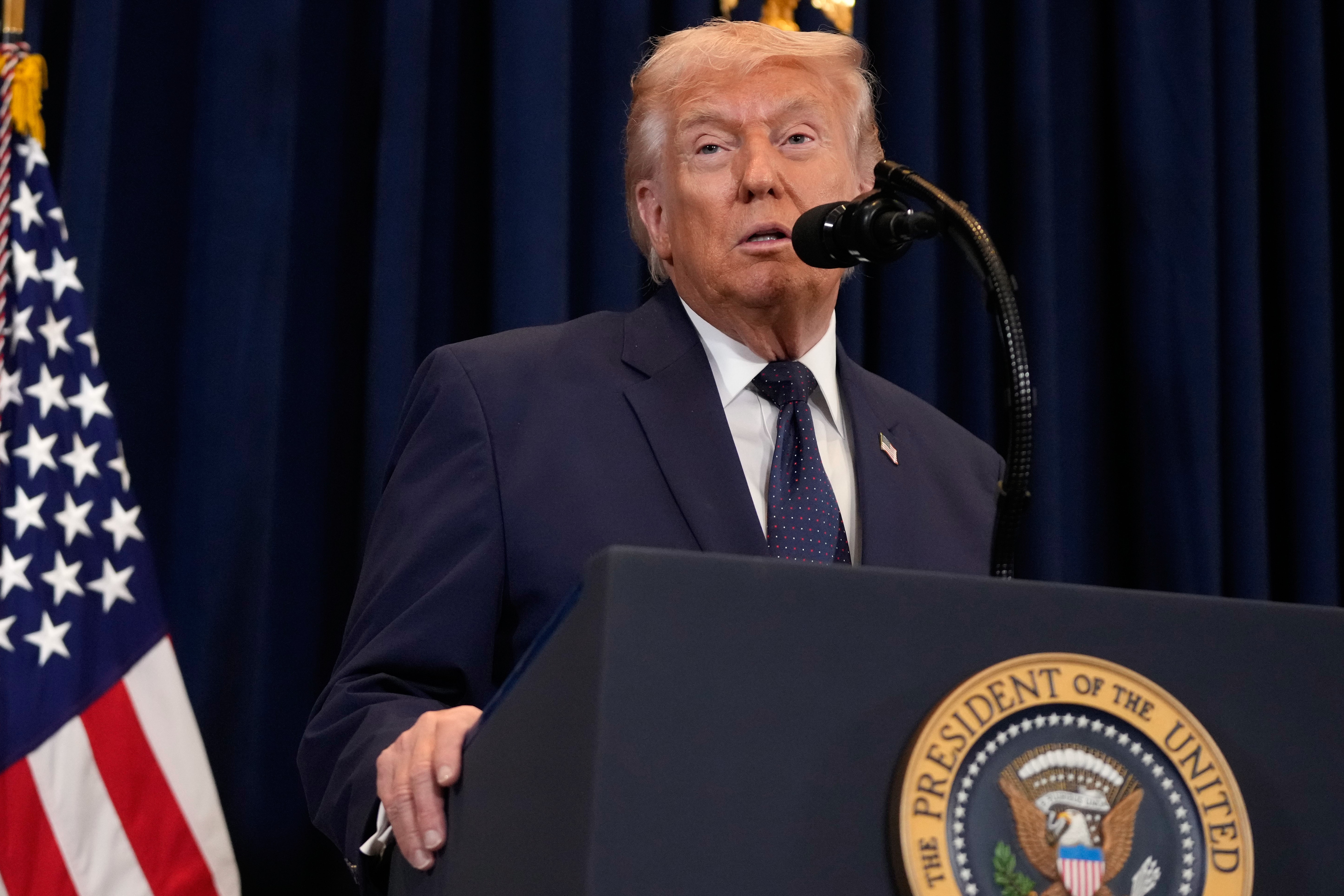 Tổng thống Mỹ Donald Trump phát biểu tại cuộc họp báo ở khu nghỉ dưỡng Trump National Doral Miami, ngày 9/3/2026, tại Doral, bang Florida. (Ảnh: AP/Mark Schiefelbein)