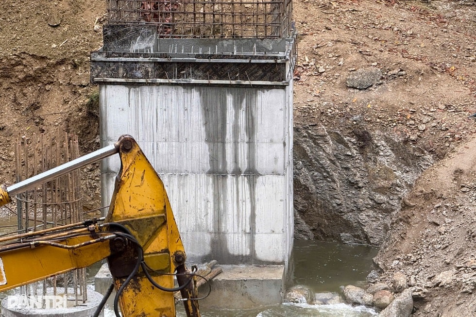 Tăng tốc, phấn đấu hoàn thành cầu Dân trí thôn Thác Hùng trước mùa mưa - 3