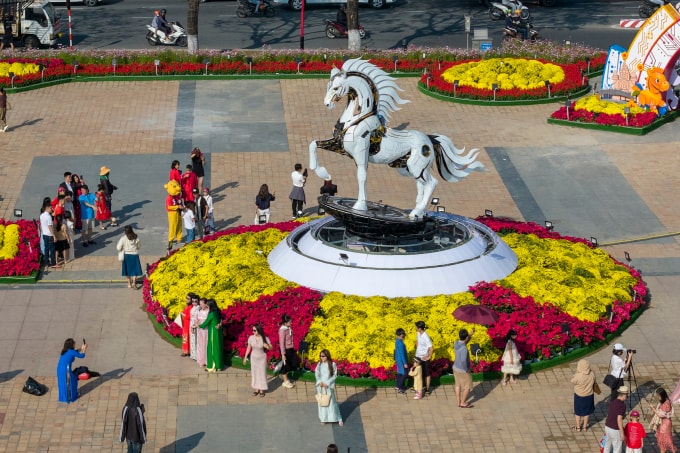 Khách du xuân ven sông Hàn, Đà Nẵng dịp Tết Bính Ngọ. Ảnh: Nguyễn Đông