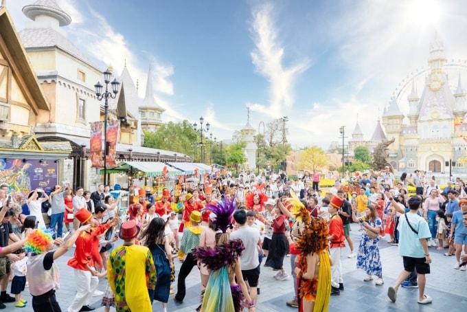 Du khách vui chơi tại Phú Quốc dịp Tết. Ảnh: Đức Hoàng