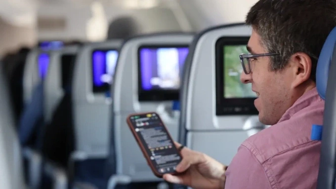 Hành khách sử dụng Wifi miễn phí trên chuyến bay. Ảnh: United Airlines