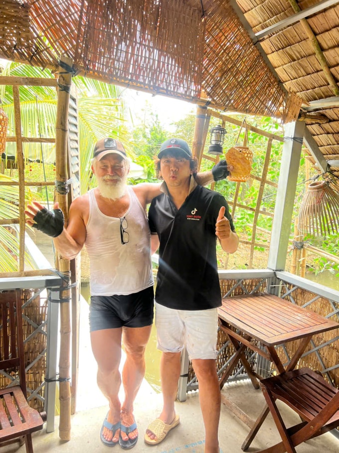 Anh Sơn chụp ảnh cùng vị khách mới quen 30 phút.