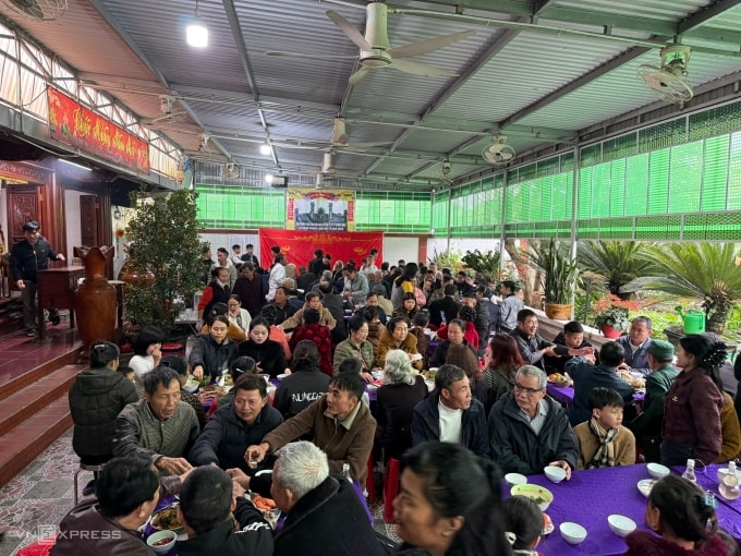 Hàng trăm con cháu dòng tộc Nguyễn Gia tụ họp tại nhà thờ họ ở xã Tường Dinh, tỉnh Nghệ An, ngày 6/3. Ảnh: Nga Thanh