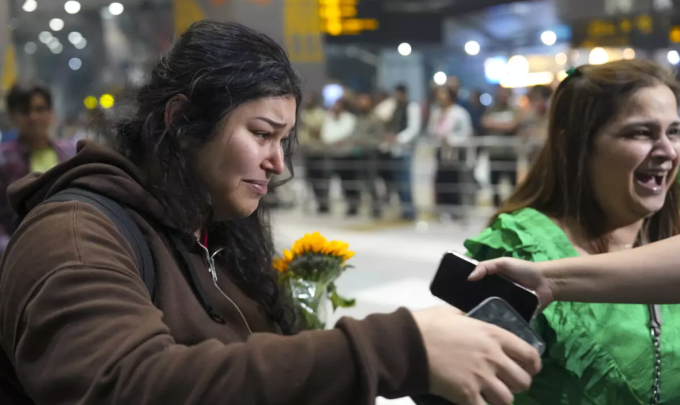 Một phụ nữ trẻ trở về từ Abu Dhabi (UAE) đã bật khóc tại sân bay quốc tế Delhi (Ấn Độ), ngày 3/3. Ảnh: Bhaskar English