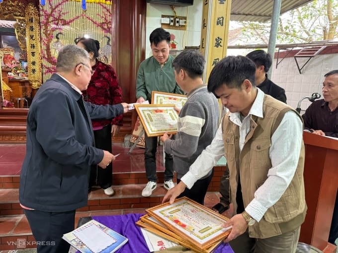Phần trao bằng khen ghi nhận đóng góp của con cháu có thành tích trong năm. Ảnh: Nga Thanh