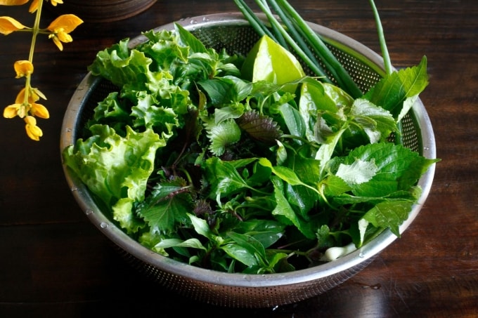 Ngâm rau trong nước muối sạch hơn không?