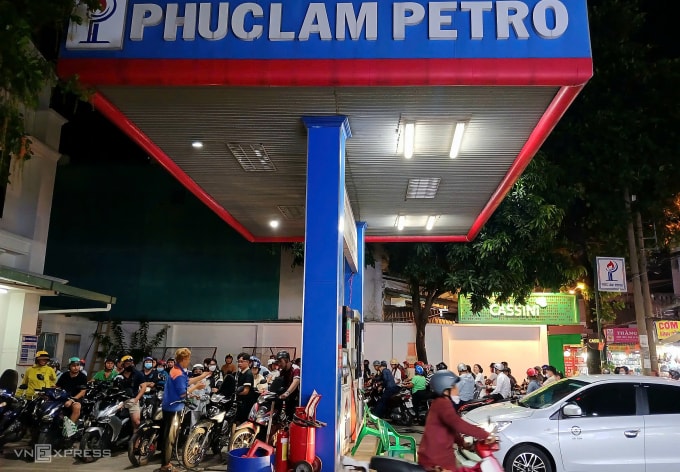 Người dân xếp thành nhiều hàng dài tại cây xăng trên đường Phạm Văn Chiêu, phường An Hội Tây (TP HCM lúc 20h tối 9/3. Ảnh: Thi Hà