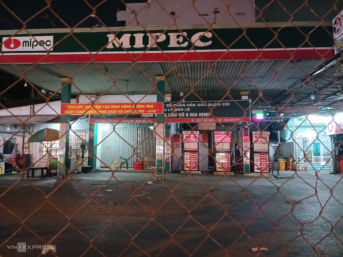Một cây xăng khác trên đường Phạm Văn Chiêu đóng cửa sớm hơn mọi ngày, treo giấy thông báo hết dầu. Ảnh: Thi Hà