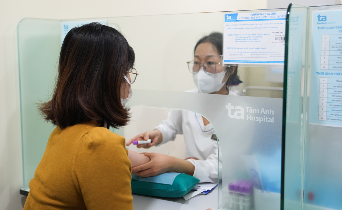 Người bệnh được lấy máu xét nghiệm tại Bệnh viện Đa khoa Tâm Anh. Ảnh: Bệnh viện cung cấp