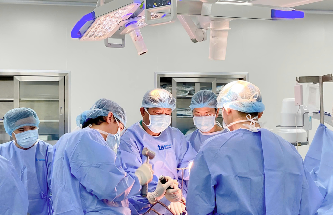 Bác sĩ Tuấn (thứ 3 từ trái qua) và êkíp phẫu thuật thay khớp háng cho bệnh nhân. Ảnh: Bệnh viện Đa khoa Tâm Anh