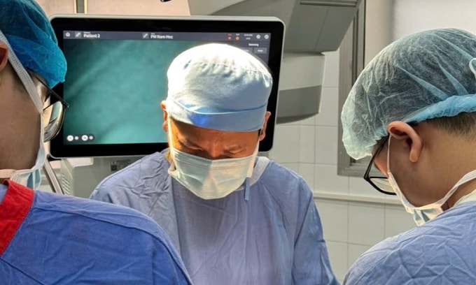 Các bác sĩ phẫu thuật cho bệnh nhân. Ảnh: Bệnh viện cung cấp