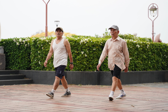 Đi bộ nhẹ nhàng từ 2 đến 5 phút sau bữa ăn, cơ bắp sẽ chủ động tiêu thụ lượng đường dư thừa trong máu. Ảnh: Nguyễn Đông